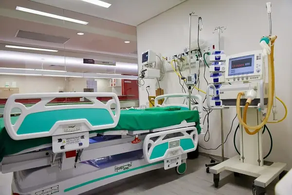 Ambiente hospitalar com móveis Hospimetal