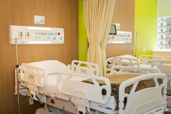 Ambiente hospitalar com móveis Hospimetal