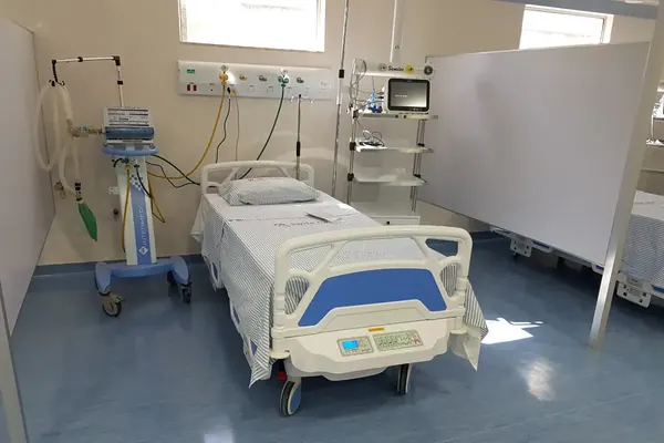 Ambiente hospitalar com móveis Hospimetal