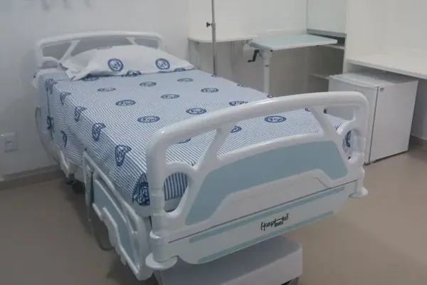 Ambiente hospitalar com móveis Hospimetal