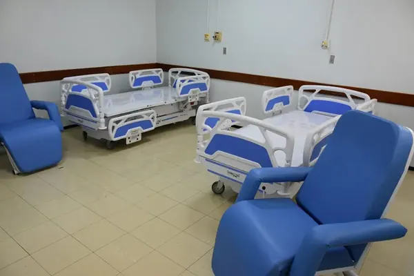 Ambiente hospitalar com móveis Hospimetal