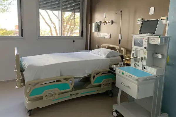 Ambiente hospitalar com móveis Hospimetal