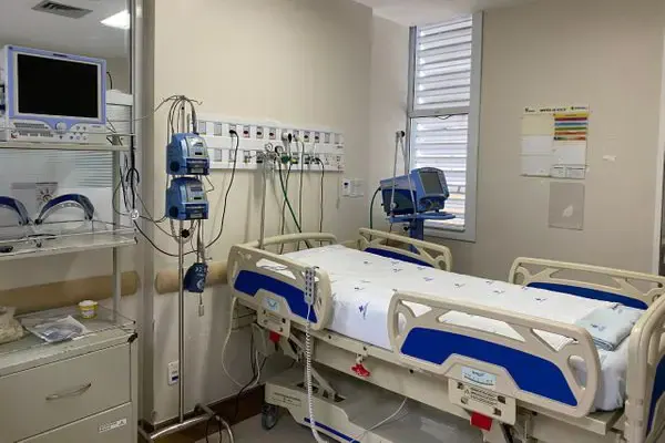 Ambiente hospitalar com móveis Hospimetal