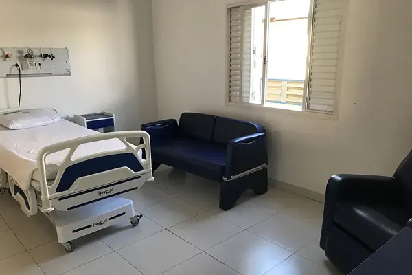 Ambiente hospitalar com móveis Hospimetal
