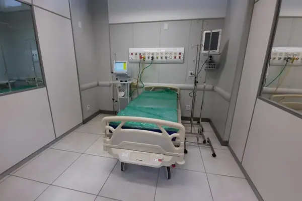 Ambiente hospitalar com móveis Hospimetal