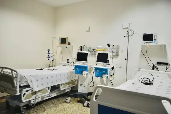 Ambiente hospitalar com móveis Hospimetal