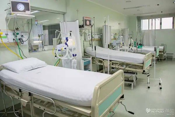 Ambiente hospitalar com móveis Hospimetal