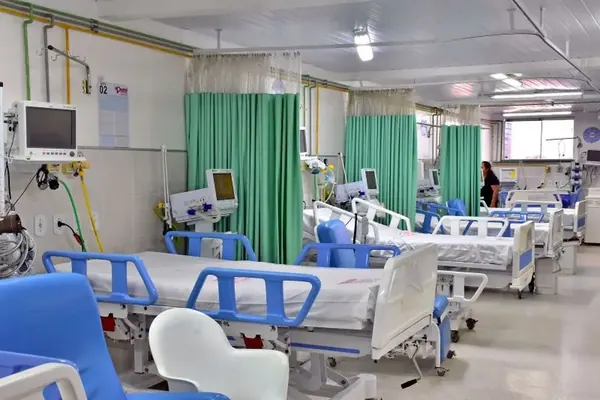Ambiente hospitalar com móveis Hospimetal