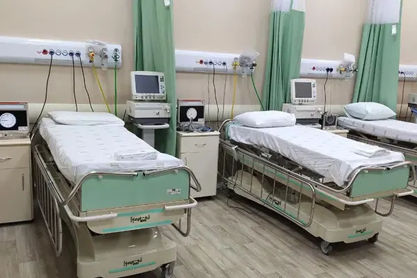 Ambiente hospitalar com móveis Hospimetal