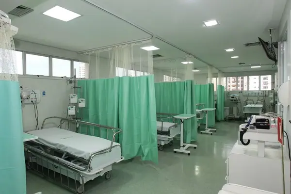 Ambiente hospitalar com móveis Hospimetal
