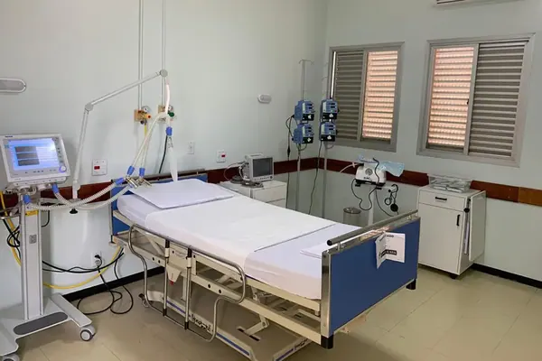 Ambiente hospitalar com móveis Hospimetal