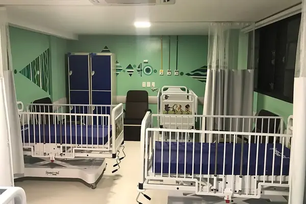 Ambiente hospitalar com móveis Hospimetal